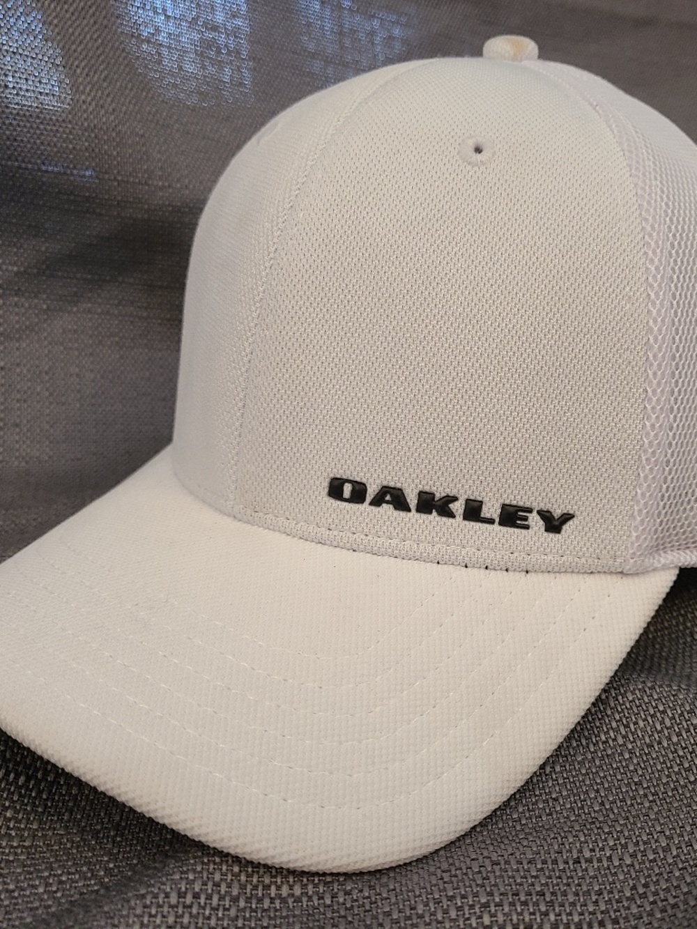 White Oakley golf hat